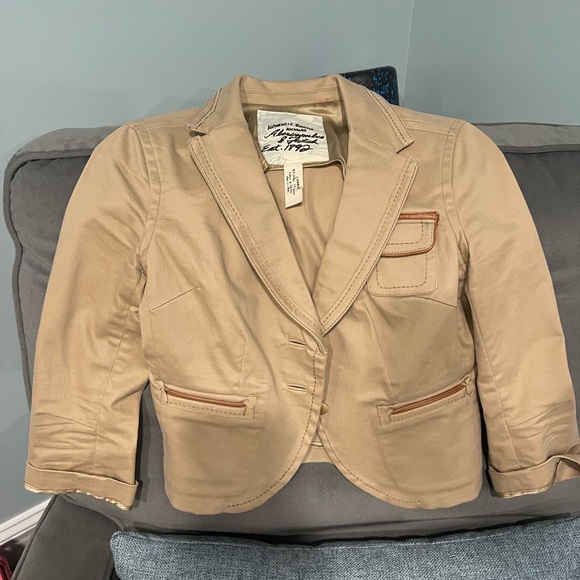 Abercrombie & Fitch / Cropped Blazer / Tan / Size: Small - Picture 1 of 1